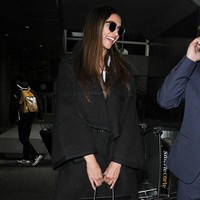 Tampil casual dengan celana denim dan coat hitam, Deepika Padukone yang juga merilis bisnis clothing line itu menenteng tas Celine seharga puluhan juta rupiah. Foto: Dok. Instagram viralbhayani, Instagram Deepika Padukone FC