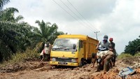 Jalan ini rusak parah karena hujan yang mengguyur selama beberapa hari. Sehingga jalan tersebut tampak menjadi bubur.