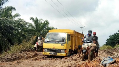 Penampakan Jalan Rusak di Banyuasin yang Jadi Bubur