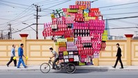 Tak sampai di situ, ada pula sebuah becak sepeda yang mengangkut puluhan lusin kardus barang-barang konsumsi. Istimewa/fastcoexist.com.