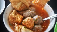 Perpaduan antara bakso yang kenyal dengan bakso goreng memang sangat pas. Disiram dengan kuah gurih nan hangat dan ditambah dengan sambal kemerahan. Sensasi makan baksonya semakin terasa. Foto: Instagram @nanakoot_culinary