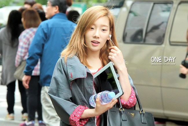 Taeyeon adalah personil SNSD lainnya yang berani tampil dan pergi keluar tanpa mengenakan makeup. Foto: Istimewa