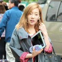 Taeyeon adalah personil SNSD lainnya yang berani tampil dan pergi keluar tanpa mengenakan makeup. Foto: Istimewa