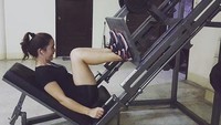 For the legs  #strong #fitness #gym, tulisnya di keterangan foto. (Foto: Instagram/loren_del)