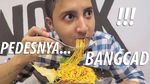 Gantengnya Youtuber Aron Ashab Saat Makan Pizza dan Masak di Dapur