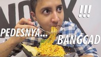 Makan mie super pedas, Aron malah mengumpat dengan kata kasar nih. Pedesnya bangcad! tulis Aron. Foto: instagram @aronashab