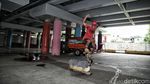 Serunya Bermain Skateboard di Kolong Tol Tanjung Priok