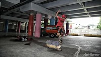 Mereka menyalurkan hobinya di lokasi ini karena minimnya lahan bermain.