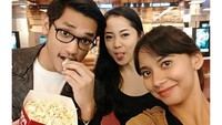Wah! Ternyata Afgan juga gemar ngemil popcorn. Satu popcorn berukuran besar ini, mampu dihabiskan sendiri oleh Afgan ketika nonton bioskop bersama teman-temannya. Foto: Istimewa