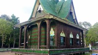 Vihara unik yang terbuat dari botol ini bernama Wat Lan Kuad. Letaknya dekat dengan perbatasan Thailand dan Kamboja, yaitu di Provinsi Sisaket, Thailand. (atika19/Instagram)