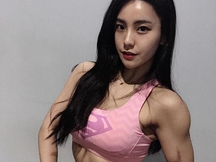 Ini Kim Aoyoung, Pelatih Kebugaran Berwajah Imut Tapi Badannya Kekar