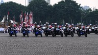 Usai Apel Bersama, sebanyak 721 personel Wanita TNI dan Polwan mempersembahkan berbagai atraksi, diantaranya 406 personel memerankan kolosal perjuangan Laksamana Malahayati dan Perjuangan R.A. Kartini, 22 personel melakukan atraksi bela diri, 15 personel atraksi berkuda, 30 personel motor besar, 35 personel terjun payung dan 150 personel kolone senapan. Dok. Puspen TNI.