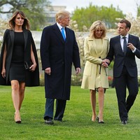 Hari Senin lalu, Melania Trump mengenakan gaun hitam Dolce & Gabbana dengan outerwear model cape keluaran Givenchy dan sepatu Louboutin. Foto: Dok. Getty Images