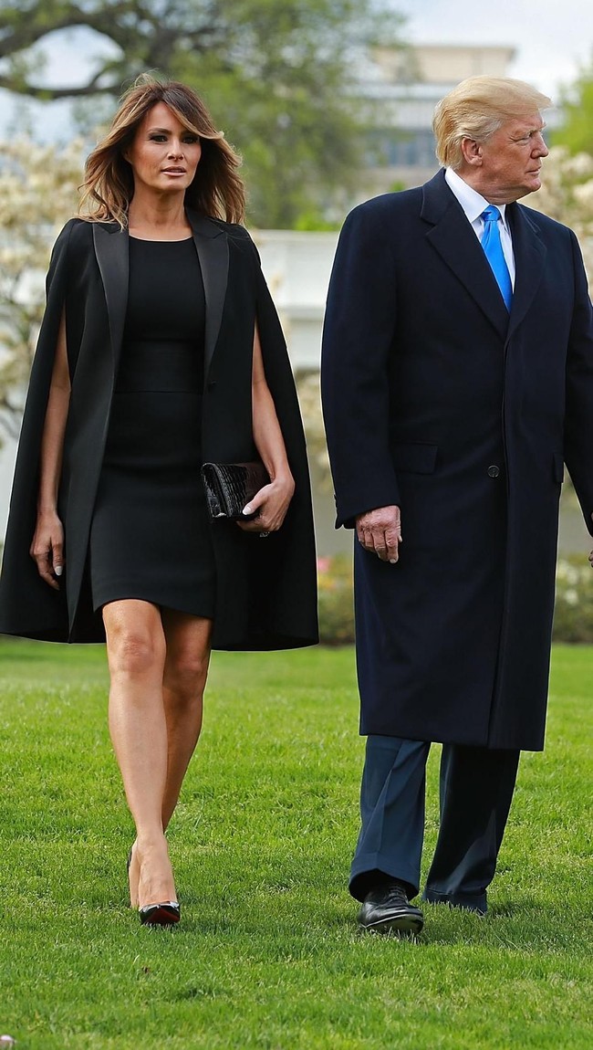 Hari Senin lalu, Melania Trump mengenakan gaun hitam Dolce & Gabbana dengan outerwear model cape keluaran Givenchy dan sepatu Louboutin. Foto: Dok. Getty Images