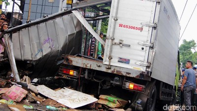 Foto: Kerusakan Mobil yang Tertabrak Kereta di Kramat Sentiong
