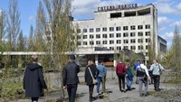 Memaknai tragedi kelam tersebut, sejumlah pihak pun melakukan tur ke Pripyat di dekat reaktor nuklir Chernobyl pada minggu lalu. Tujuannya adalah untuk mengenang tragedi tersebut (Sergei Supinsky/AFP)