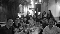 Meski disibukan dengan berbagai jadwal manggung, Afgan masih sempat lho ngumpul dan makan bareng sahabat. Foto: Istimewa