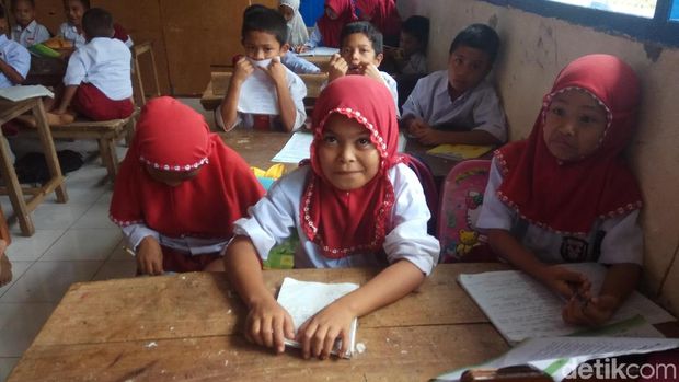 Sri Mulyani di dalam kelas yang berhimpitan. 