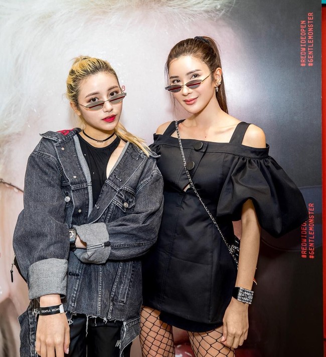 Jamie Chua dan Calista Chua kompak tampil dengan model kacamata kekinian. Gaya Jamie yang selalu mengikuti tren, ditambah wajahnya yang awet muda, membuatnya jadi terlihat tidak berbeda jauh dalam hal usia dengan sang putri. Foto: Instagram/ec24m