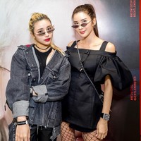 Jamie Chua dan Calista Chua kompak tampil dengan model kacamata kekinian. Gaya Jamie yang selalu mengikuti tren, ditambah wajahnya yang awet muda, membuatnya jadi terlihat tidak berbeda jauh dalam hal usia dengan sang putri. Foto: Instagram/ec24m