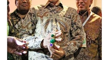 Presiden Jokowi pun sampai main batu akik juga. Foto: istimewa