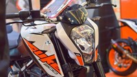 Selain original Side Muffler, KTM juga diberikan sebagai hadiah tambahan khusus pembelian Duke 200. Serta jaket Eklusive Merek Dainese (Hadiah khusus pembelian RC 200). Foto: Dok. KTM