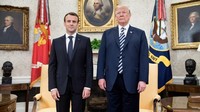Usai momen lucu yang tak biasa ini, Trump dan Macron mengambil posisi untuk berfoto bersama. Foto: AFP PHOTO/Brendan Smialowski