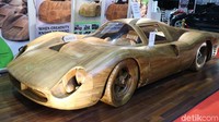 Tak cuma deretan mobil dan motor canggih saja yang mejeng di pameran Indonesia International Motor Show (IIMS) 2018. Yang unik, ada juga replika motor Harley-Davidson dan mobil Ferrari yang keseluruhannya terbuat dari kayu.  Foto: Dina Rayanti