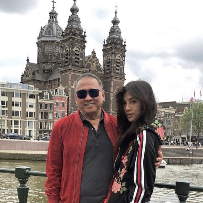 Liburan ke Belanda bersama sang ayah, Indra Bakrie, Adinda bergaya memakai jaket dari brand Gucci. Adinda merupakan putri bungsu dari Indra Bakrie dan Dotty Suraida yang telah bercerai. Ayahnya adalah adik dari Aburizal Bakrie. Foto: Dok. Instagram Adinda Bakrie