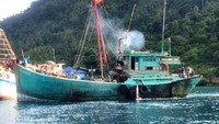 Kementerian Kelautan dan Perikanan (KKP) melalui Kapal Pengawas Perikanan kembali menangkap tiga kapal perikanan asing berbendera Vietnam karena penangkapan ikan secara ilegal (illegal fishing) di perairan Natuna. Dok. Kementerian Kelautan dan Perikanan.
