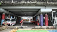 Lahan sempit tersebut cukup untuk memuaskan pehobi skateboard ini untuk bermain.