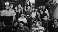 Rayakan ulang tahun dengan label studio rekamannya, Afgan terlihat santai dan keren ketika memegang sebuah kue cokelat dari teman-temannya. Foto: Istimewa
