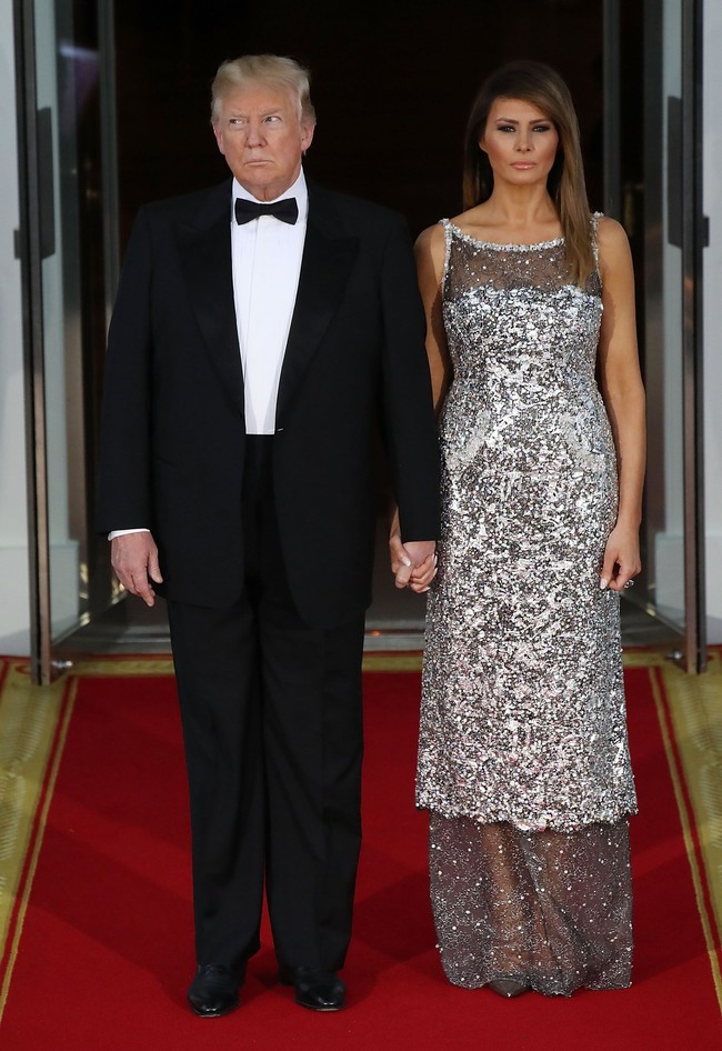 Di acara makan malam kenegaraan, Melania Trump menyambut Presiden Prancis Emmanuel Macron dan istrinya, Brigitte Macron berbalut gaun sleeveless metalik dari Chanel. Foto: Dok. Getty Images