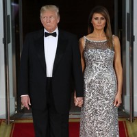 Di acara makan malam kenegaraan, Melania Trump menyambut Presiden Prancis Emmanuel Macron dan istrinya, Brigitte Macron berbalut gaun sleeveless metalik dari Chanel. Foto: Dok. Getty Images