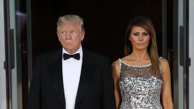Pesona Melania Trump Sambut Presiden Prancis, Pakai Gaun Fresh dari Runway