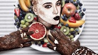Kerennya pancake dengan wajah Katy Perry ini dihias menggunakan berbagai buah seperti pisang, anggur, strawberry, hingga apel. Lengkap dengan pancake berbentuk tangan yang unik. Foto: Instagram @darynakossar