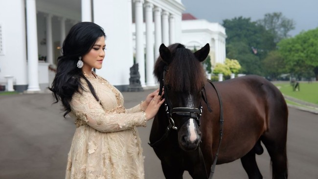 Pose bersama kuda istana, wajah Kahiyang Ayu dipulas makeup bernuansa cokelat. Memberi kesan hangat dan cantik. Netizen pun banyak menyebutnya bumil cantik pada kolom komentar. Foto: Instagram/@bennusorumba