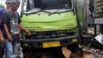 Foto: Kerusakan Mobil yang Tertabrak Kereta di Kramat Sentiong