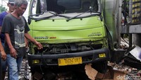 Bagian depan mobil boks juga rusak. Kaca dan lampu pecah.