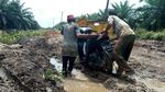Penampakan Jalan Rusak di Banyuasin yang Jadi Bubur