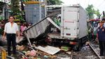 Foto: Kerusakan Mobil yang Tertabrak Kereta di Kramat Sentiong