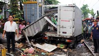 Saat ini sopir dan kondektur mobil boks sudah dilarikan ke rumah sakit.