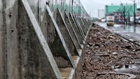Kementerian Pekerjaan Umum dan Perumahan Rakyat (PUPR) menargetkan tanggul pantai Jakarta tahap II selesai dibangun pertengahan 2018.