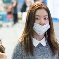 Irene Red Velvet tertangkap kamera tak mengenakan makeup saat berada di bandara. Meskipun begitu ia pun terlihat menakjubkan. Foto: Istimewa