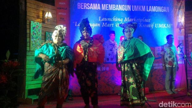 Lihat Lenggak-lenggok Ibu-ibu Berbadan Plus di Lamongan Ini
