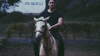 Ternyata, pria yang menggemari dunia fotografi ini juga bisa berkuda. Foto: Instagram/danieladnan