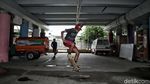 Serunya Bermain Skateboard di Kolong Tol Tanjung Priok