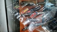 Hendrik menyebut harga suku cadang yang dijualnya beragam, seperti karburator racing sekitar Rp 800.000, pully sekitar Rp 400.000 sampai Rp 600.000, piston kisaran Rp 300.000 sampai Rp 500.000, dan noken as kisaran Rp 200.000 sampai Rp 400.000.