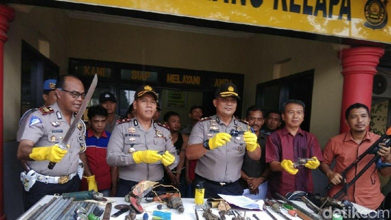 Polisi Tangkap 3 Orang Pembuat Senpi Rakitan di Banyuasin Polisi Tangkap 3 Orang Pembuat Senpi Rakitan di Banyuasin