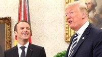 Mendapat perlakuan seperti ini dari Trump, Macron tampak tertawa. Foto: AFP PHOTO/ludovic MARIN